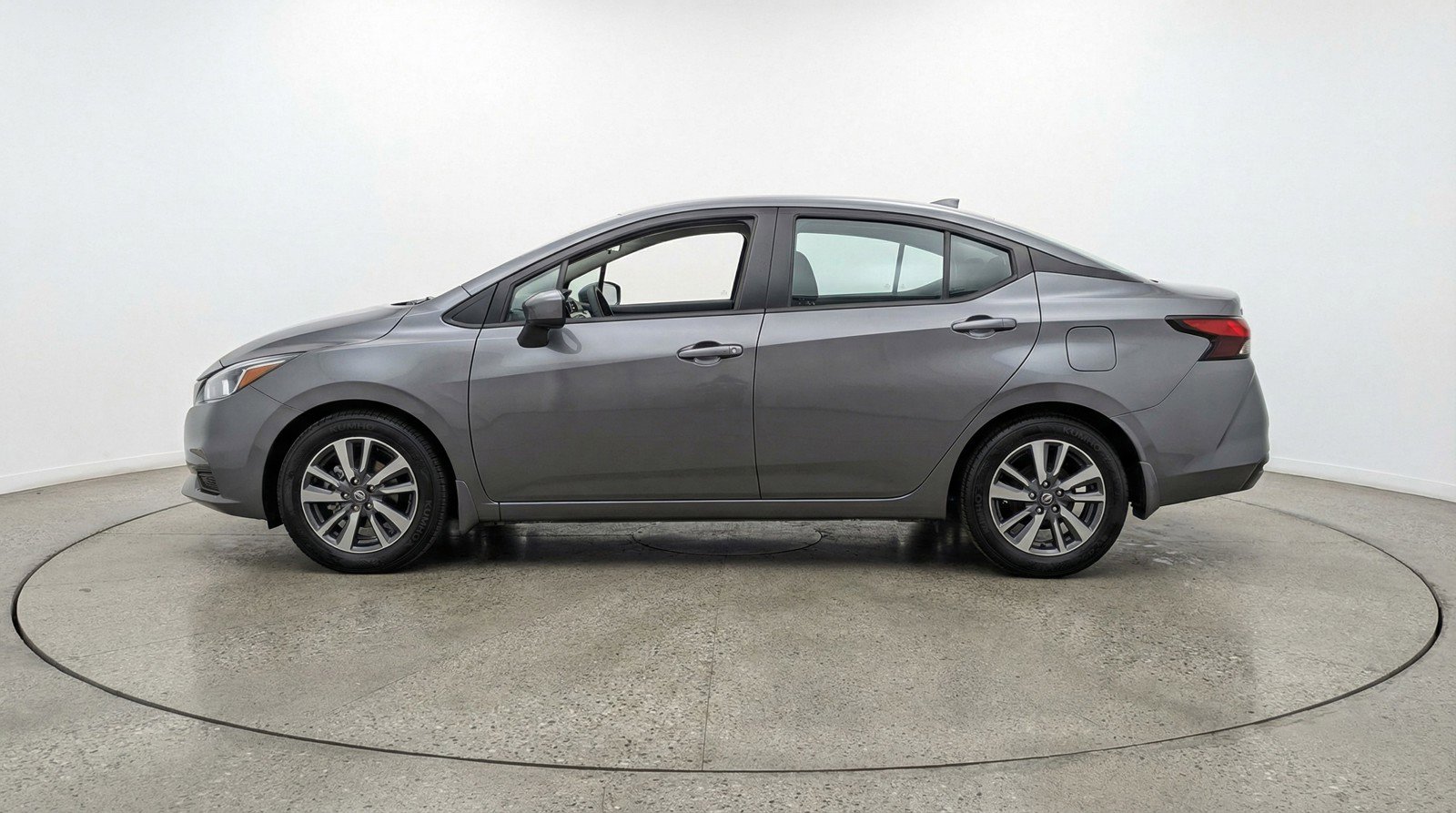Used 2025 Nissan Versa SV image 5