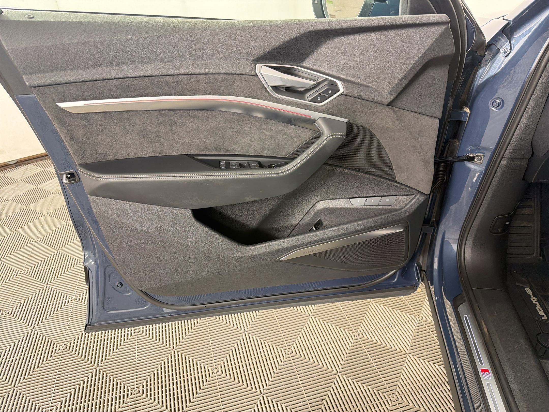 Used 2021 Audi e-tron Prestige w/ Prestige Package image 16