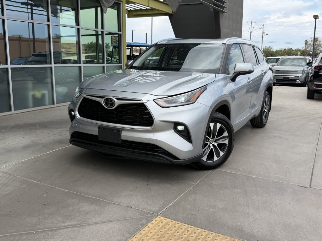 Used 2021 Toyota Highlander XLE AWD/4WD image 2
