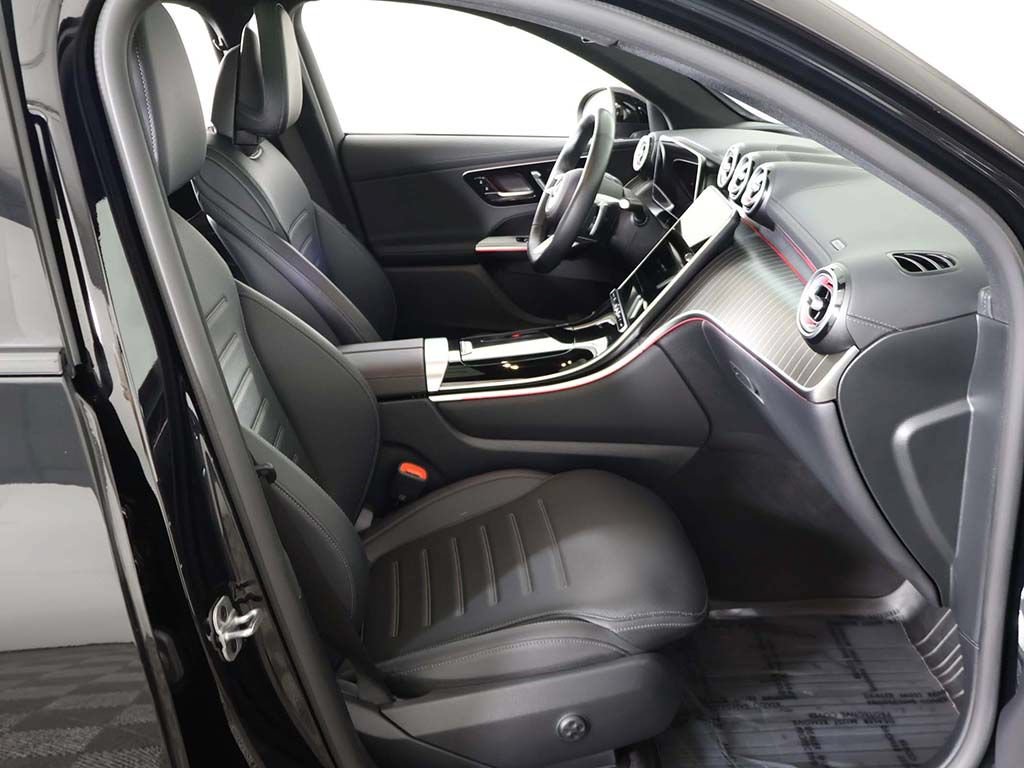 Used 2025 Mercedes-Benz GLC 300 4MATIC image 34