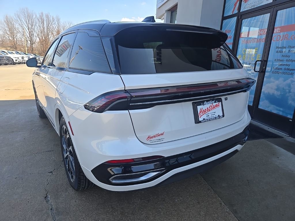 Used 2025 Lincoln Nautilus Reserve image 8