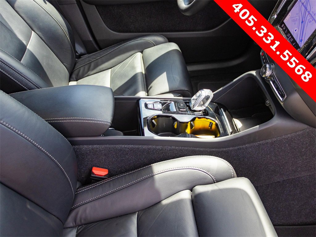 Used 2023 Volvo XC40 B5 Plus image 20