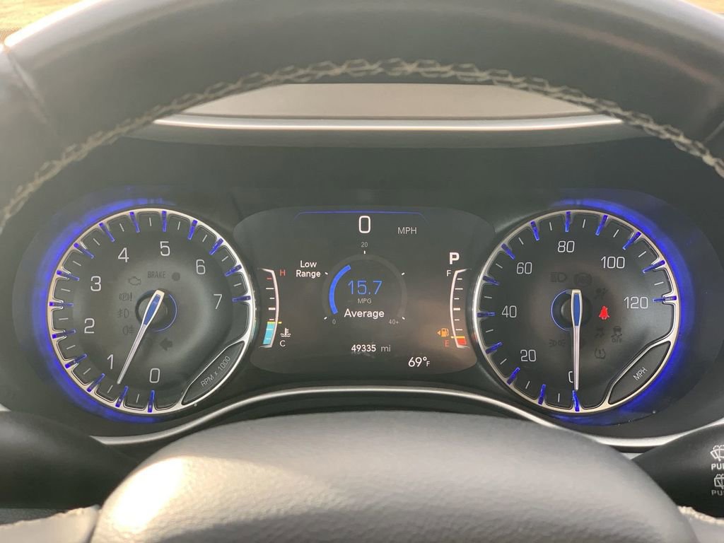 Used 2022 Chrysler Pacifica Touring-L image 8