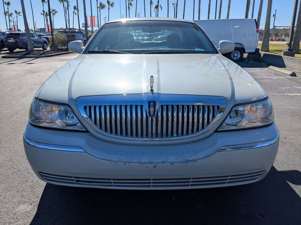 Used 2005 Lincoln Town Car Signature Limited image 9