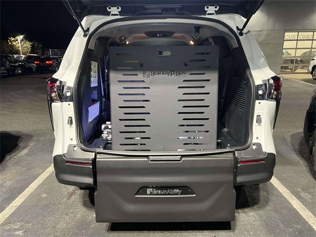 Used 2025 Toyota Sienna LE image 39