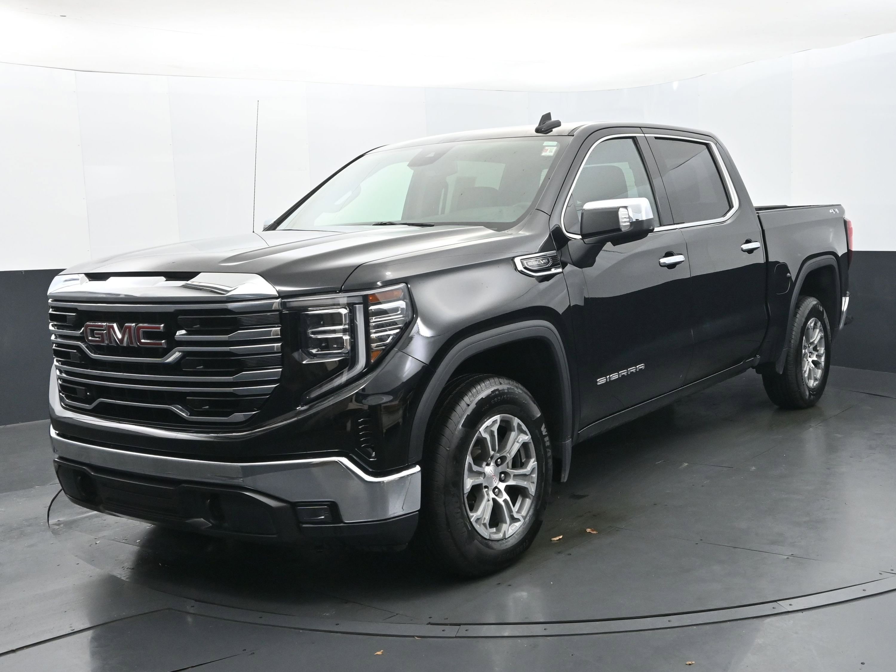 Used 2025 GMC Sierra 1500 SLT image 1