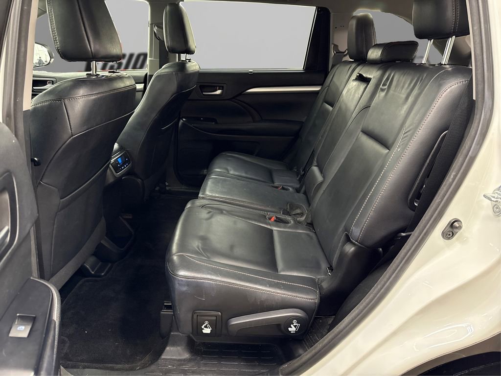 Used 2017 Toyota Highlander XLE w/ Carpet Mat Package image 10
