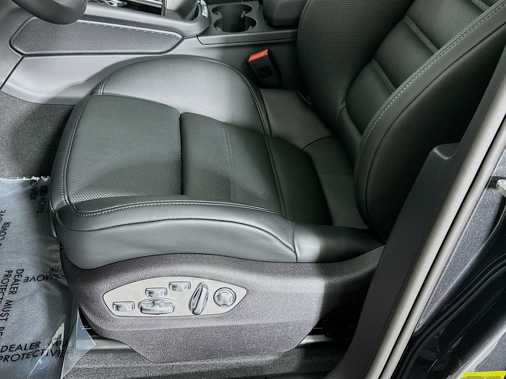 Certified 2026 Porsche Macan AWD/4WD image 22