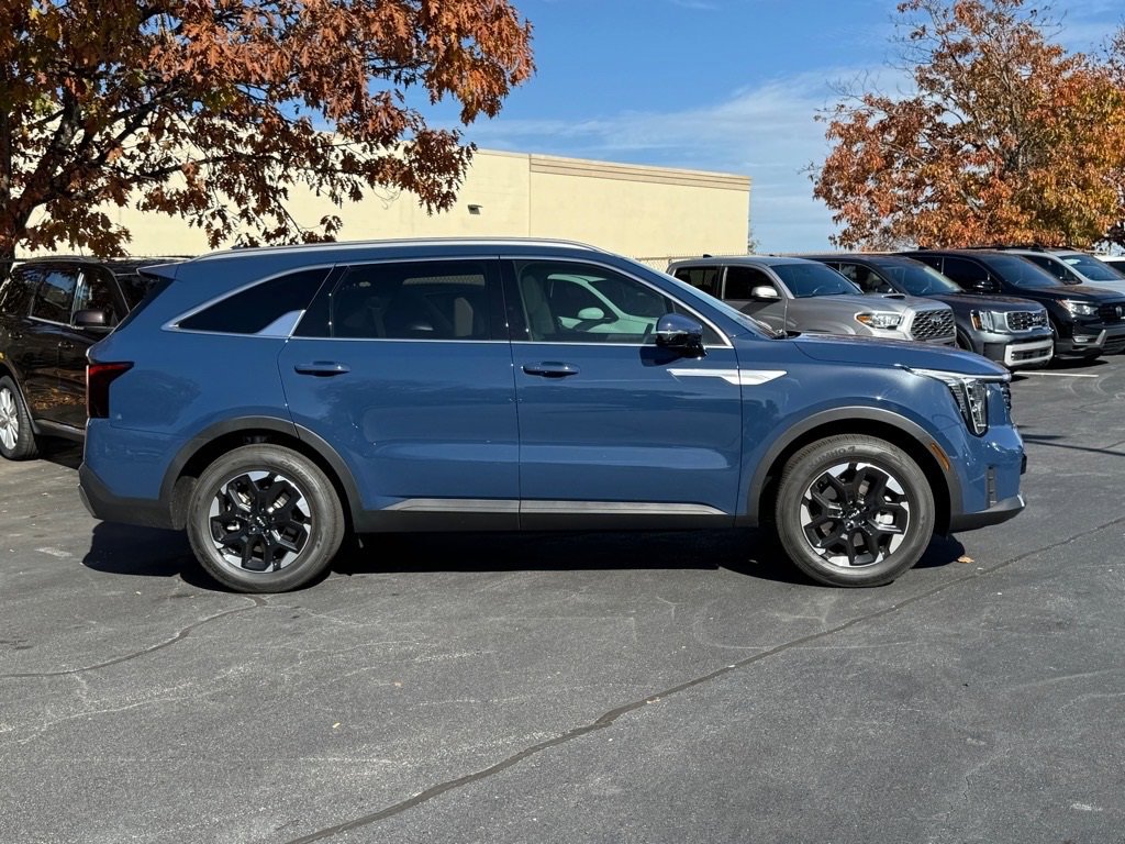 Used 2025 Kia Sorento S w/ Panoramic Sunroof Package image 2