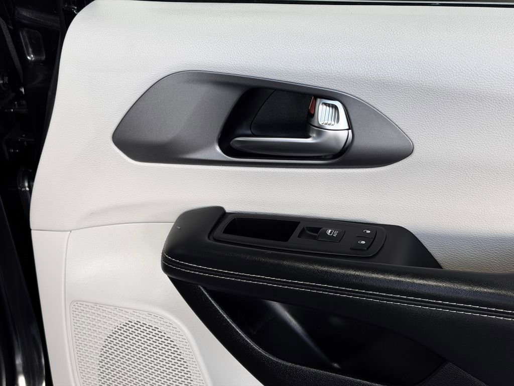 Used 2023 Chrysler Pacifica Touring-L image 27