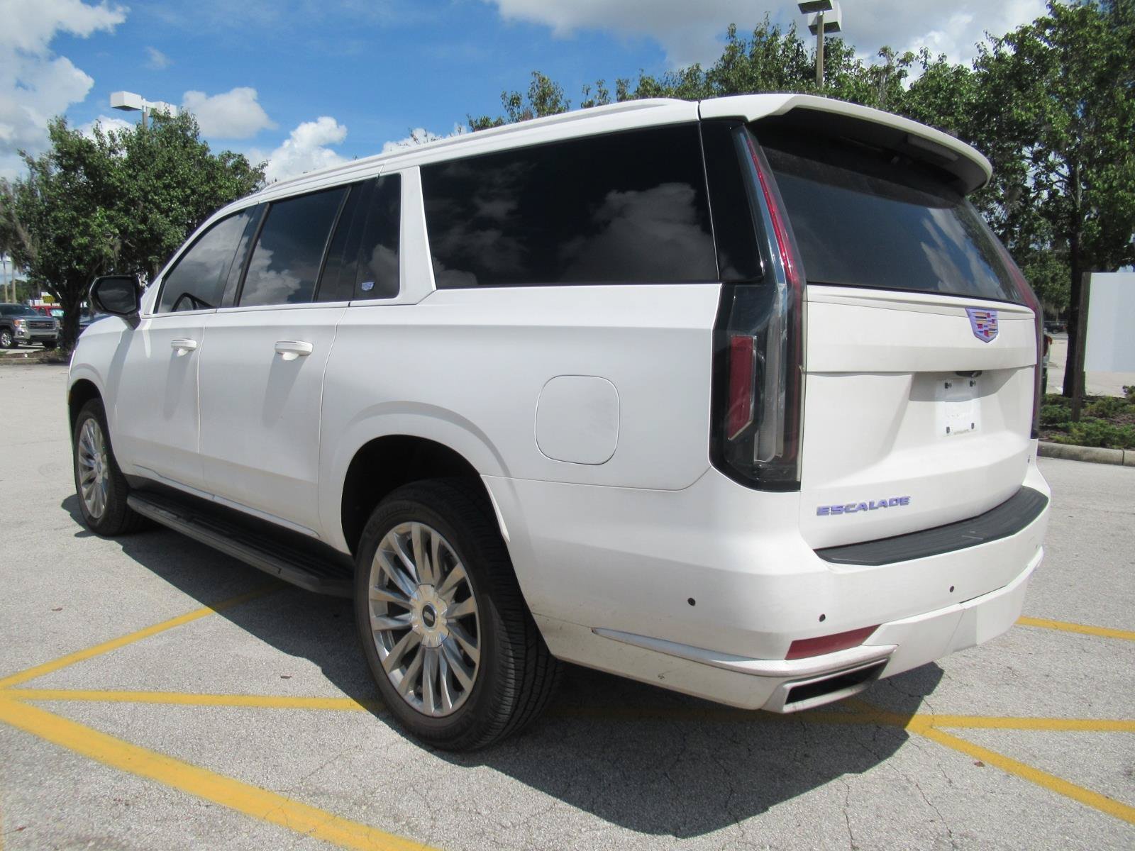 Used 2023 Cadillac Escalade ESV Premium Luxury AWD/4WD image 5
