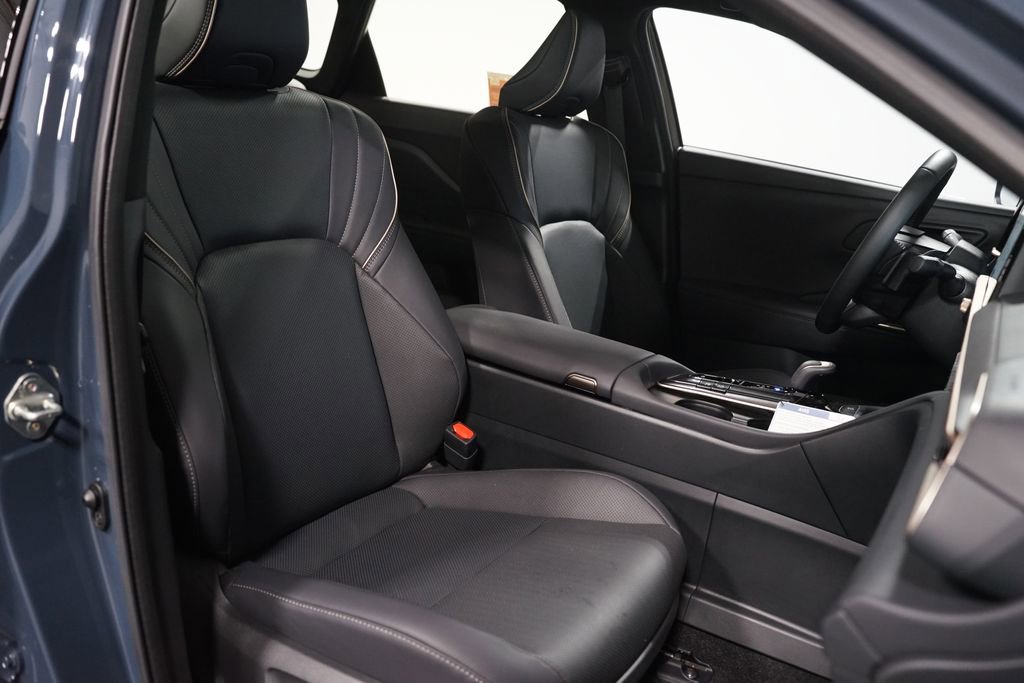 Used 2025 Toyota Crown Signia w/ Advanced Technology Package image 30