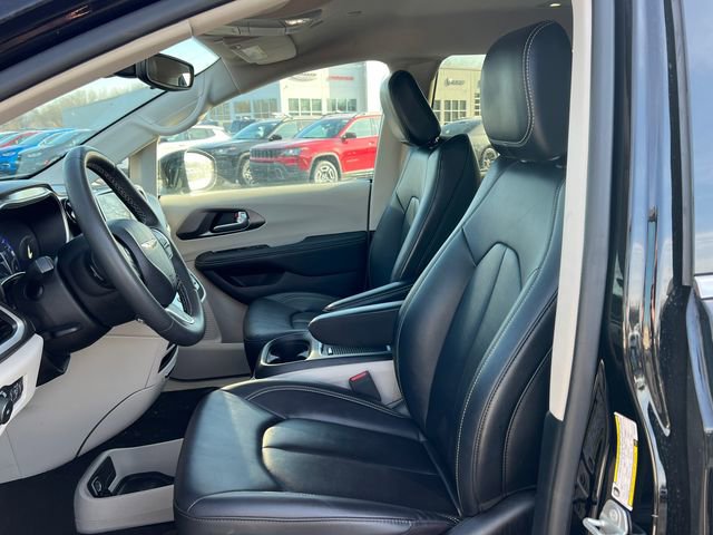 Used 2024 Chrysler Pacifica Touring-L image 3