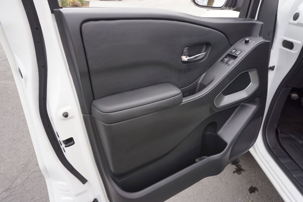 Certified 2025 Nissan Frontier SV image 14