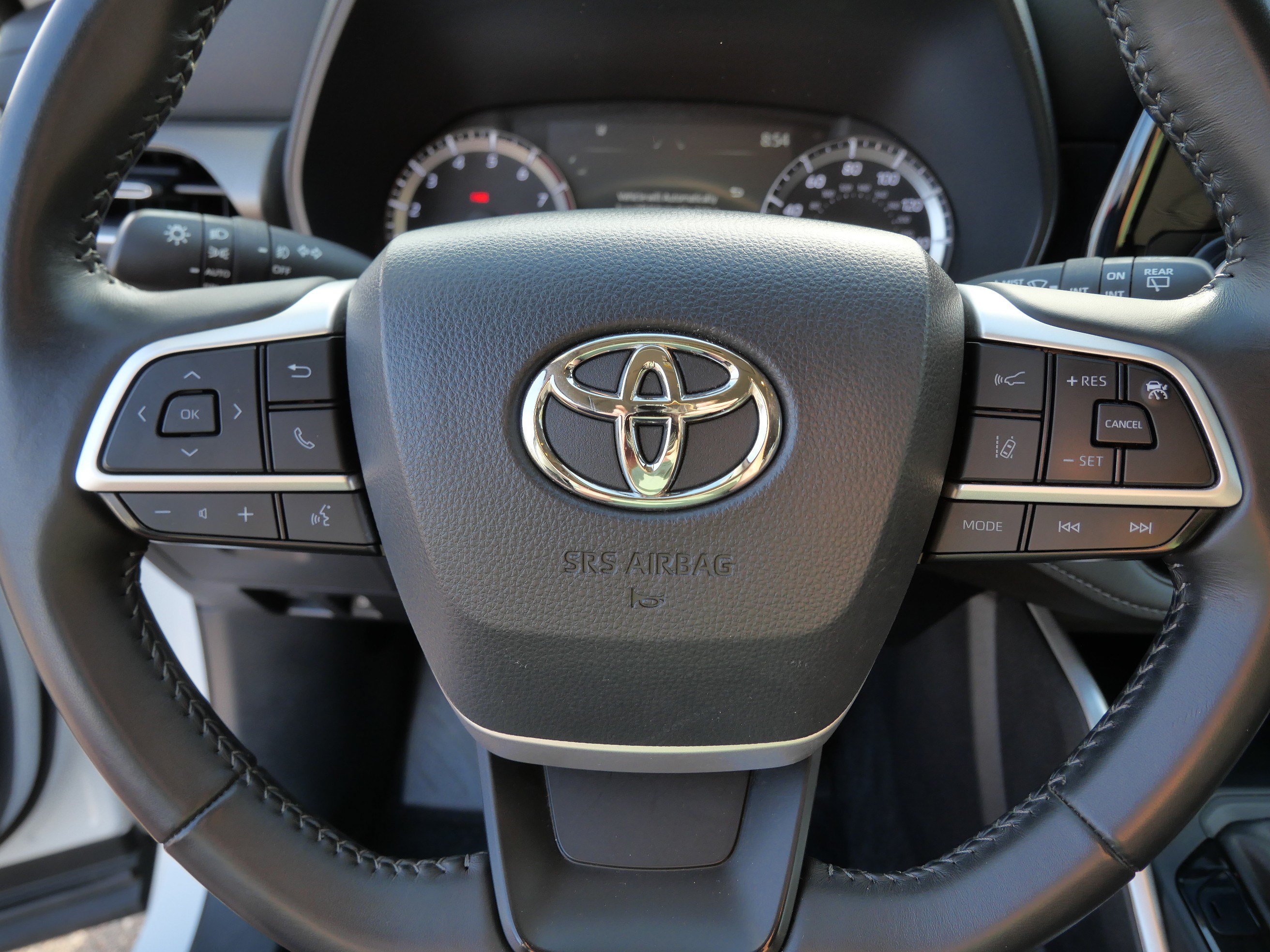 Used 2025 Toyota Highlander LE AWD/4WD image 25