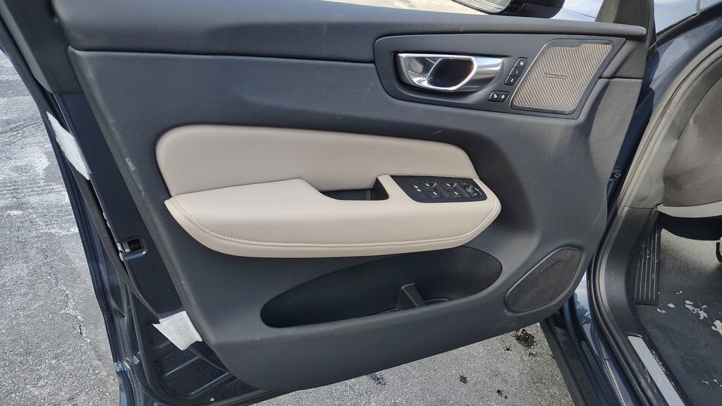 New 2026 Volvo XC60 B5 Plus w/ Protection Package Premier AWD/4WD image 8