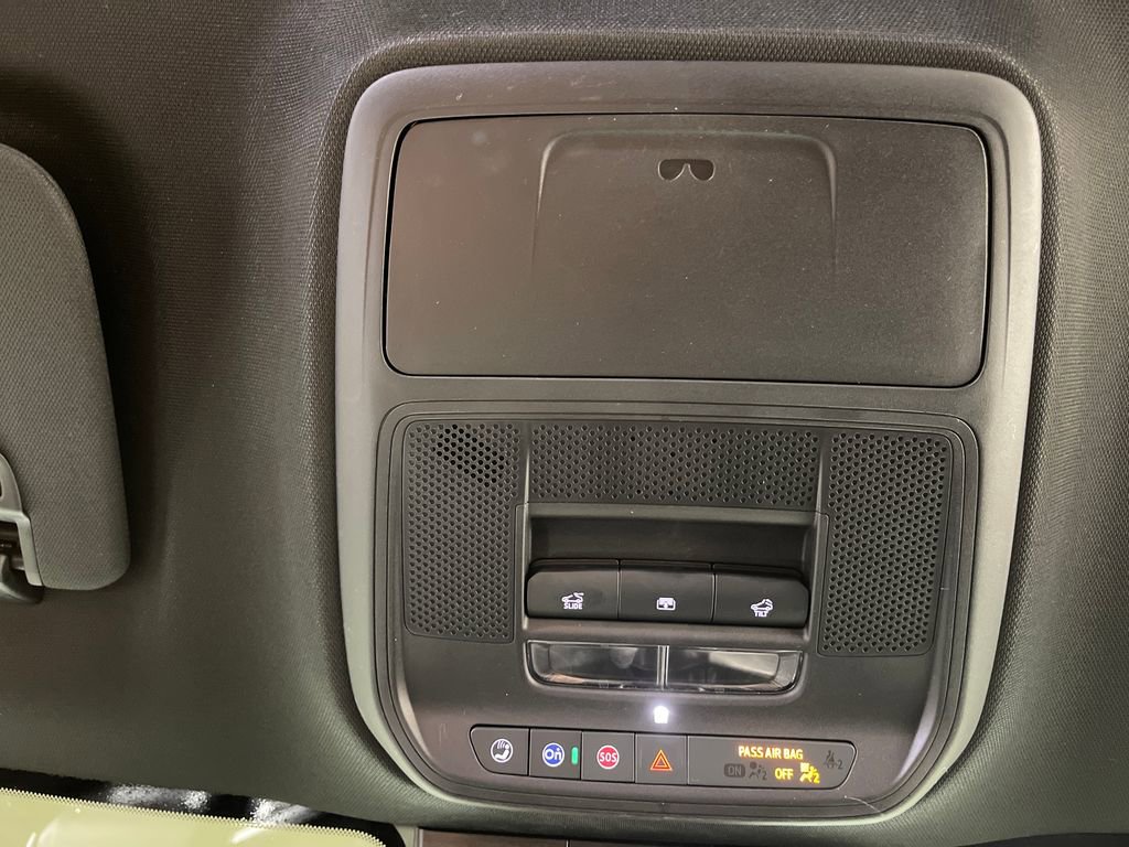 Used 2024 GMC Acadia Elevation image 29