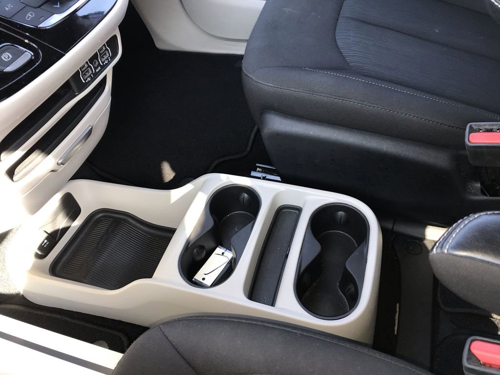 Used 2024 Chrysler Voyager LX image 20