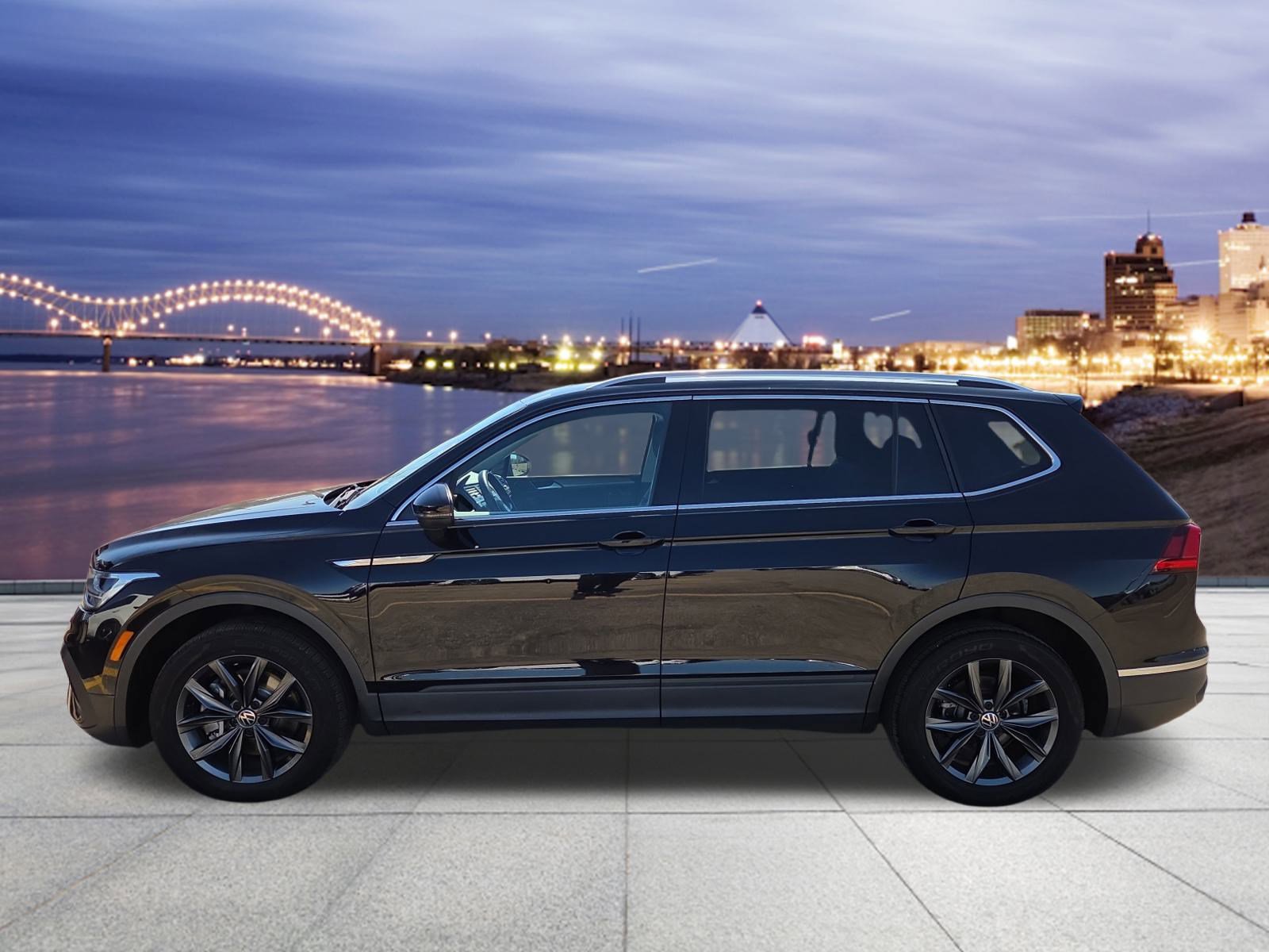 Used 2023 Volkswagen Tiguan SE w/ Panoramic Sunroof Package image 2