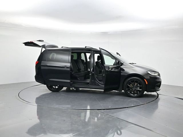 Used 2021 Chrysler Pacifica Touring w/ S Appearance Package FWD image 51