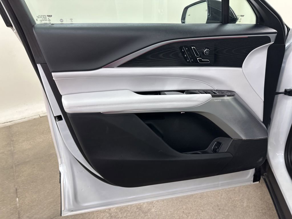Certified 2025 Cadillac Lyriq Luxury image 30