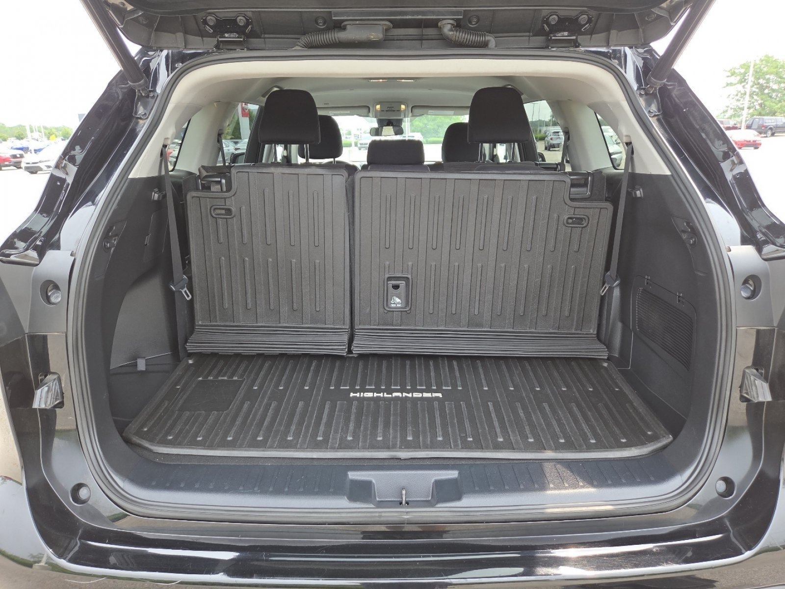 Used 2022 Toyota Highlander LE AWD/4WD image 18