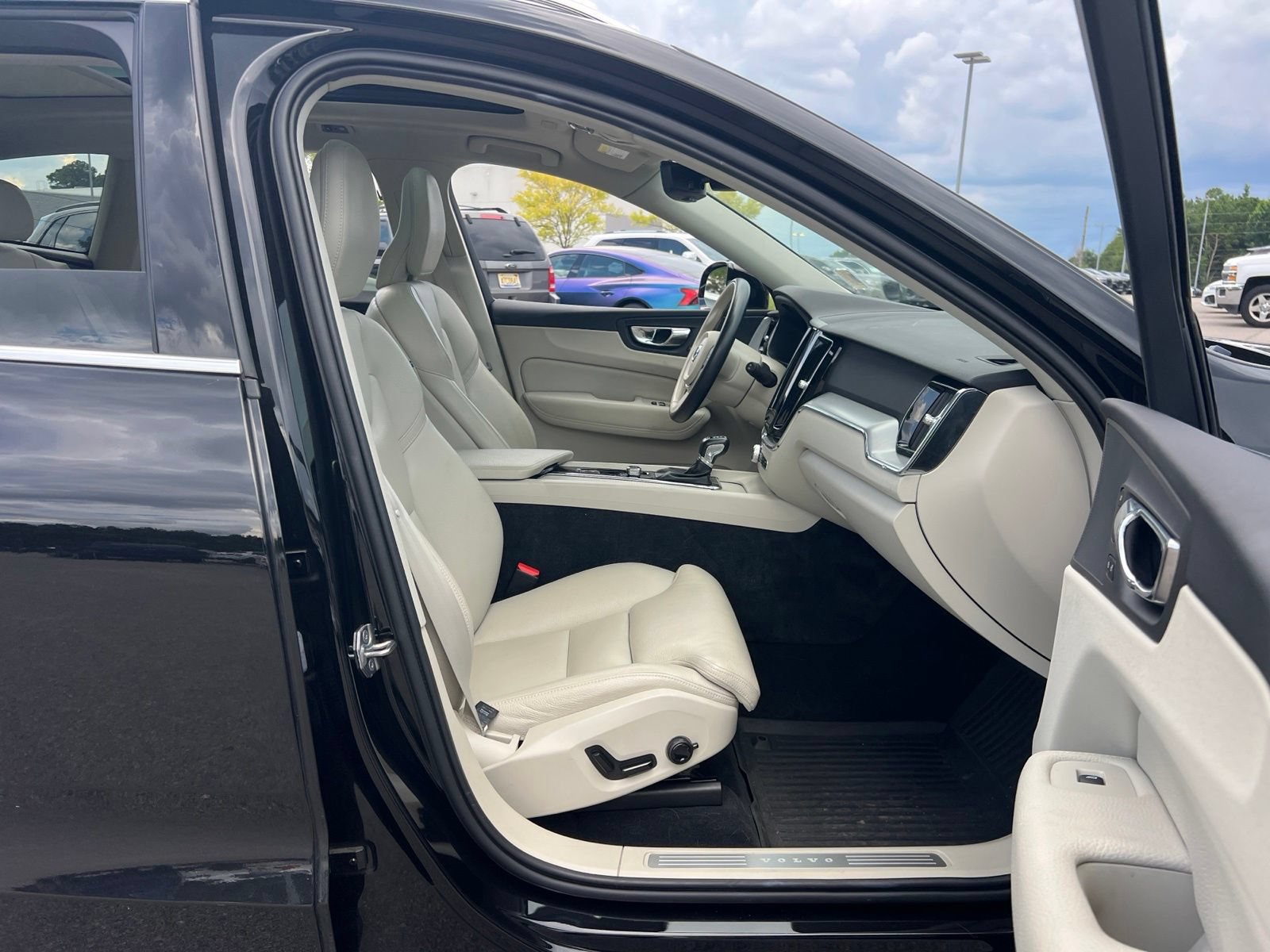 Used 2019 Volvo XC60 T5 Momentum w/ Premium Package FWD image 31