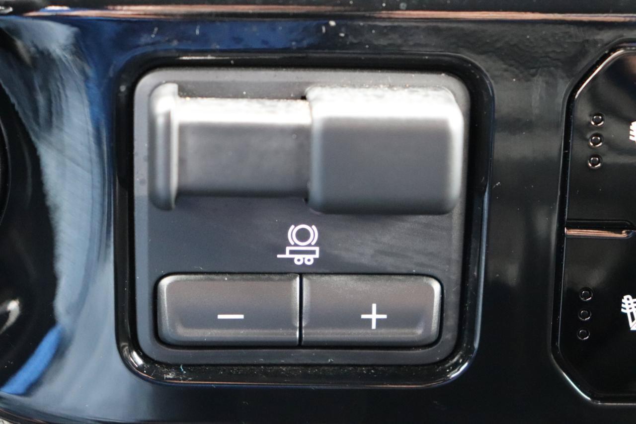 Used 2025 GMC Sierra 1500 SLT AWD/4WD image 35