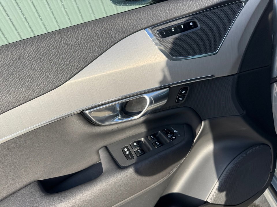 Used 2025 Volvo XC90 B5 Core image 32