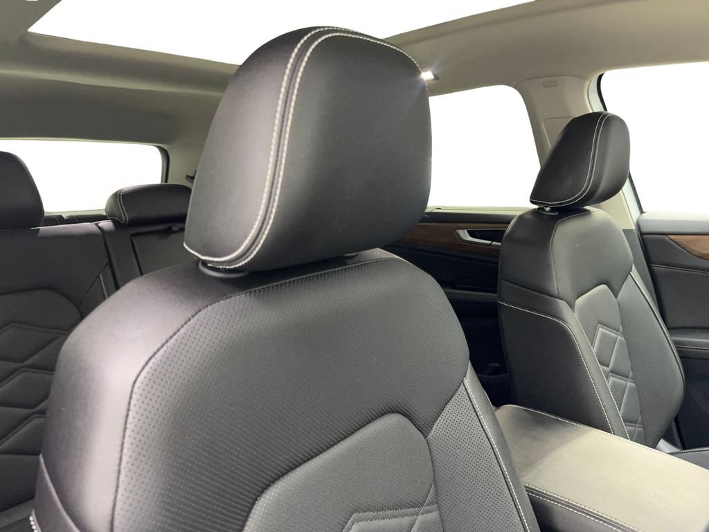 Used 2025 Volkswagen Atlas SE FWD image 50