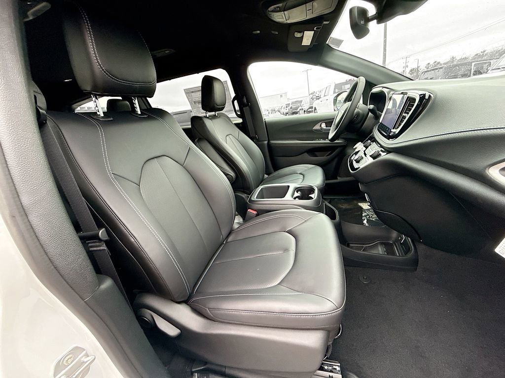 New 2026 Chrysler Pacifica Select FWD image 32