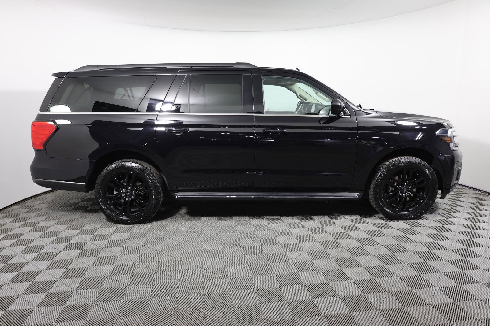 Used 2023 Ford Expedition Max XLT AWD/4WD image 4