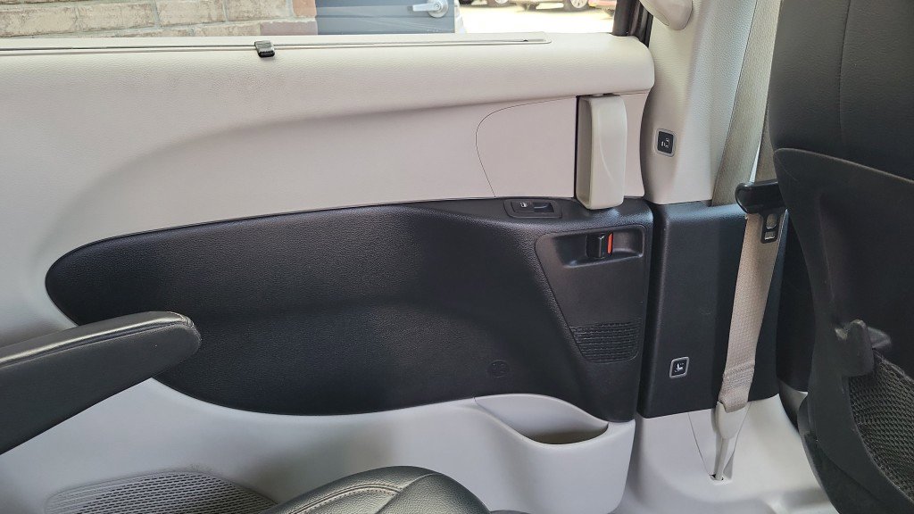 Used 2019 Chrysler Pacifica Touring-L image 17