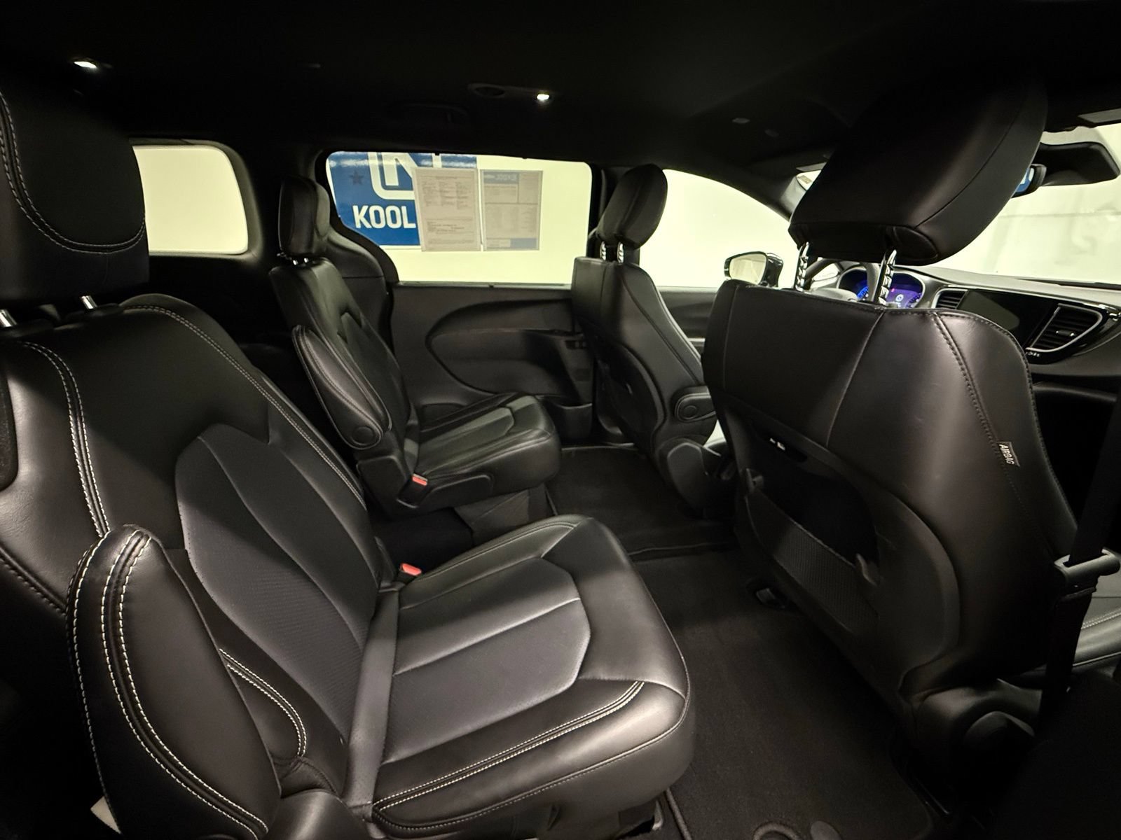 Used 2025 Chrysler Pacifica Select FWD image 6