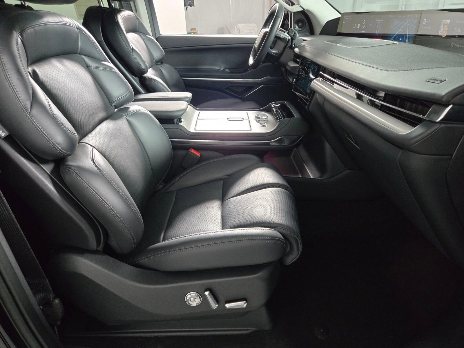 New 2026 Lincoln Navigator L Premier AWD/4WD image 19