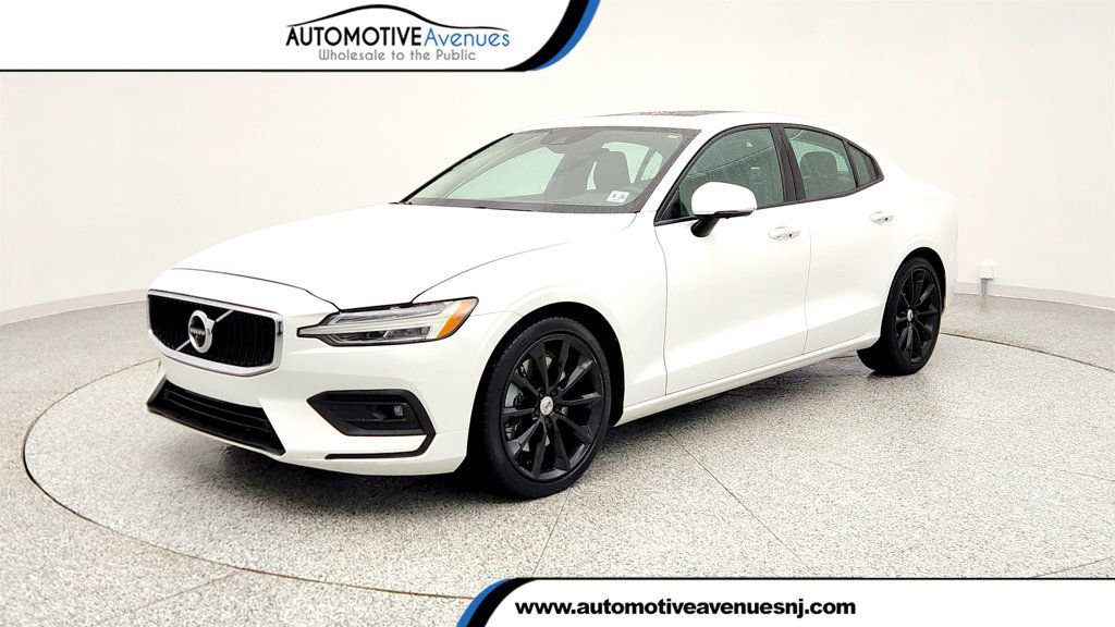 Used 2021 Volvo S60 T6 Momentum w/ Advanced Package image 1