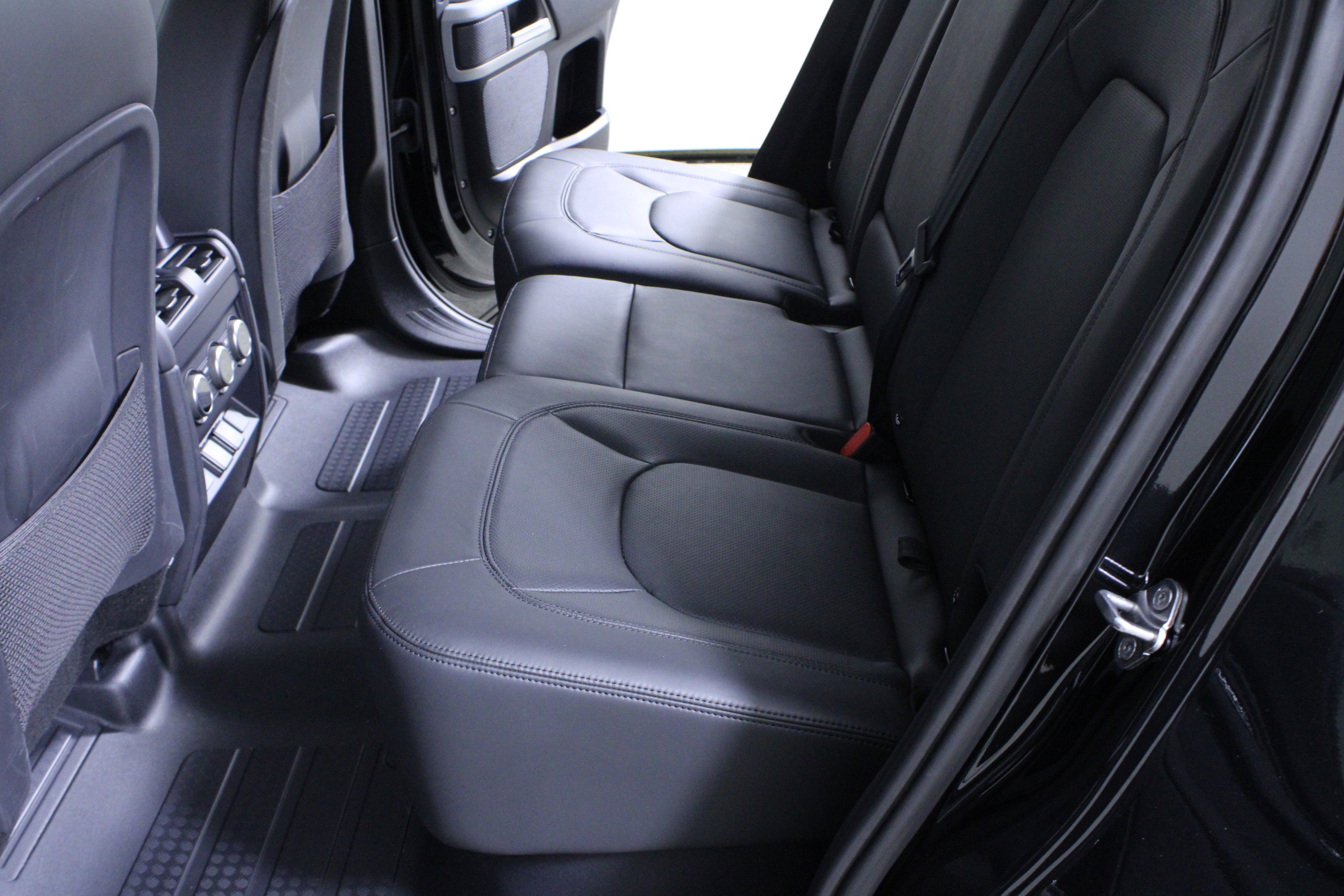 Used 2024 Land Rover Defender 110 S image 11