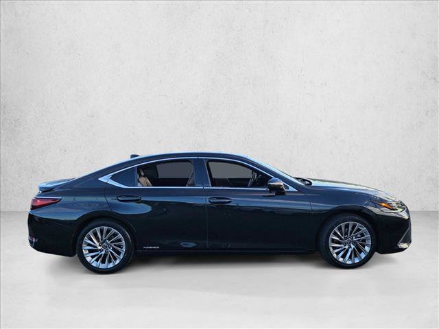 Used 2022 Lexus ES 300h w/ Accessory Package FWD image 4