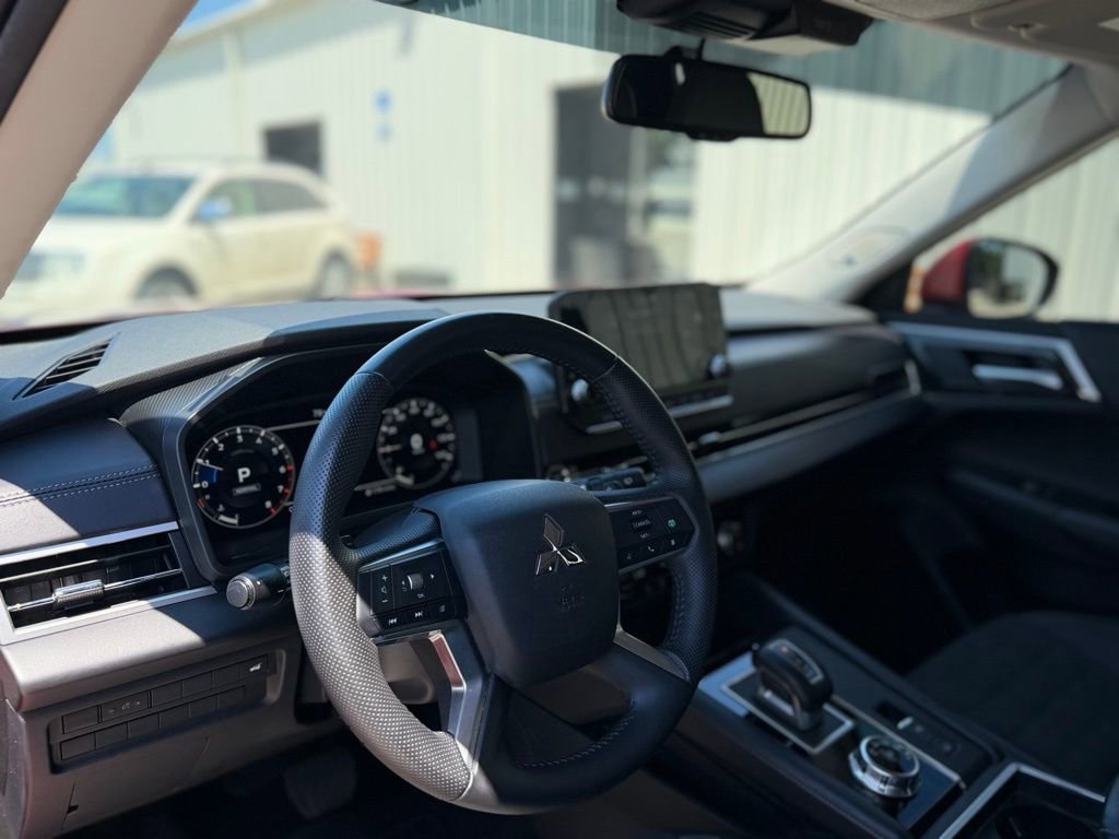 Used 2023 Mitsubishi Outlander SE FWD image 11
