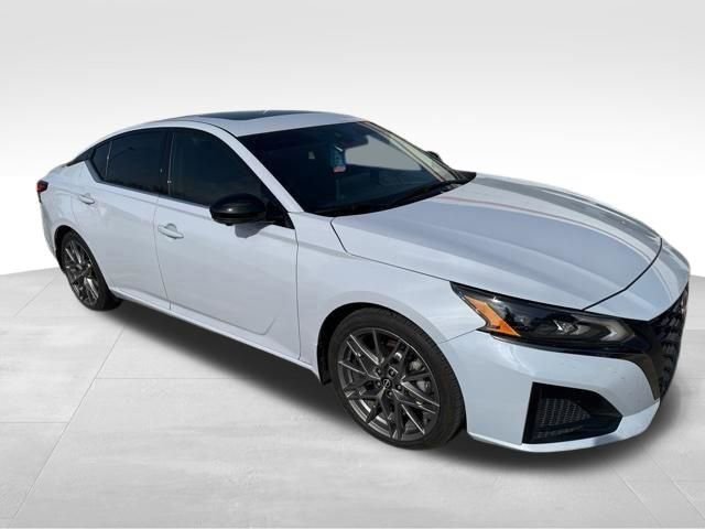 Used 2024 Nissan Altima 2.0 SR image 3