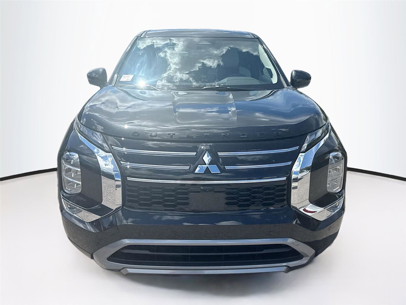New 2025 Mitsubishi Outlander SE image 2