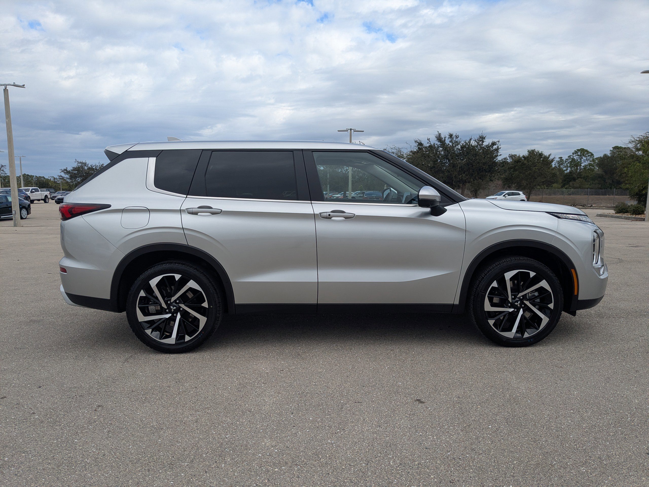 Used 2023 Mitsubishi Outlander SE image 36