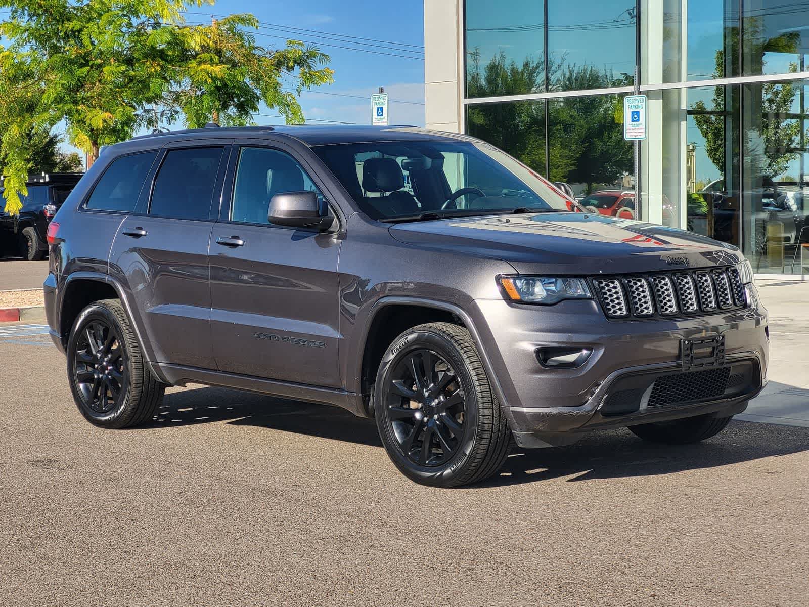 Used 2017 Jeep Grand Cherokee Altitude AWD/4WD image 3