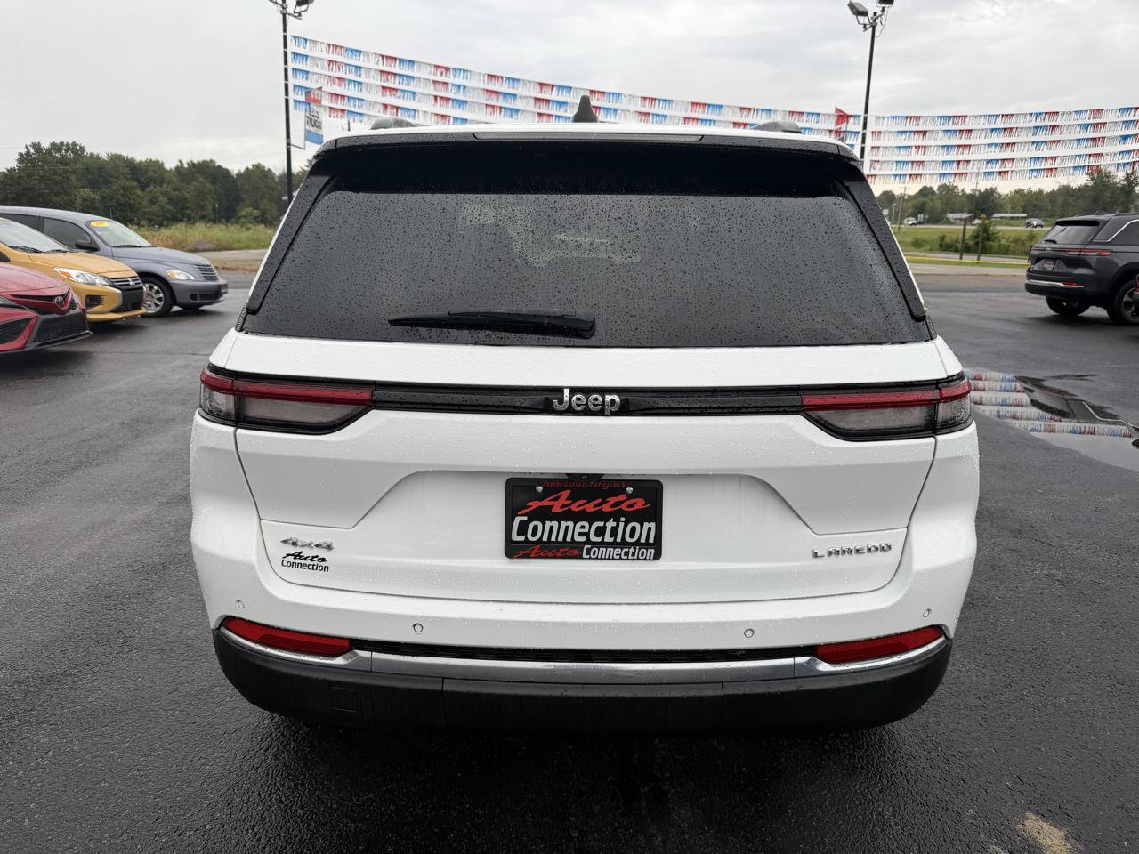 Used 2023 Jeep Grand Cherokee Laredo w/ Trailer Tow Prep Group (B) AWD/4WD image 5