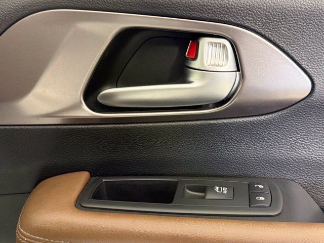 Used 2018 Chrysler Pacifica Limited w/ Tire & Wheel Group FWD image 30