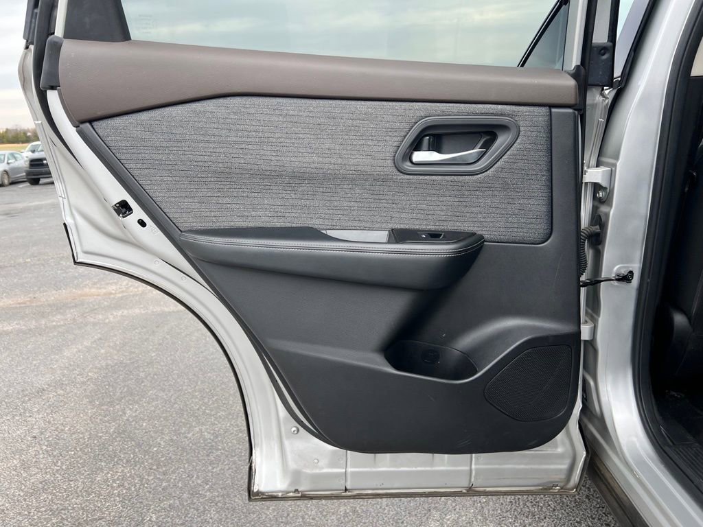 Used 2021 Nissan Rogue SV image 16