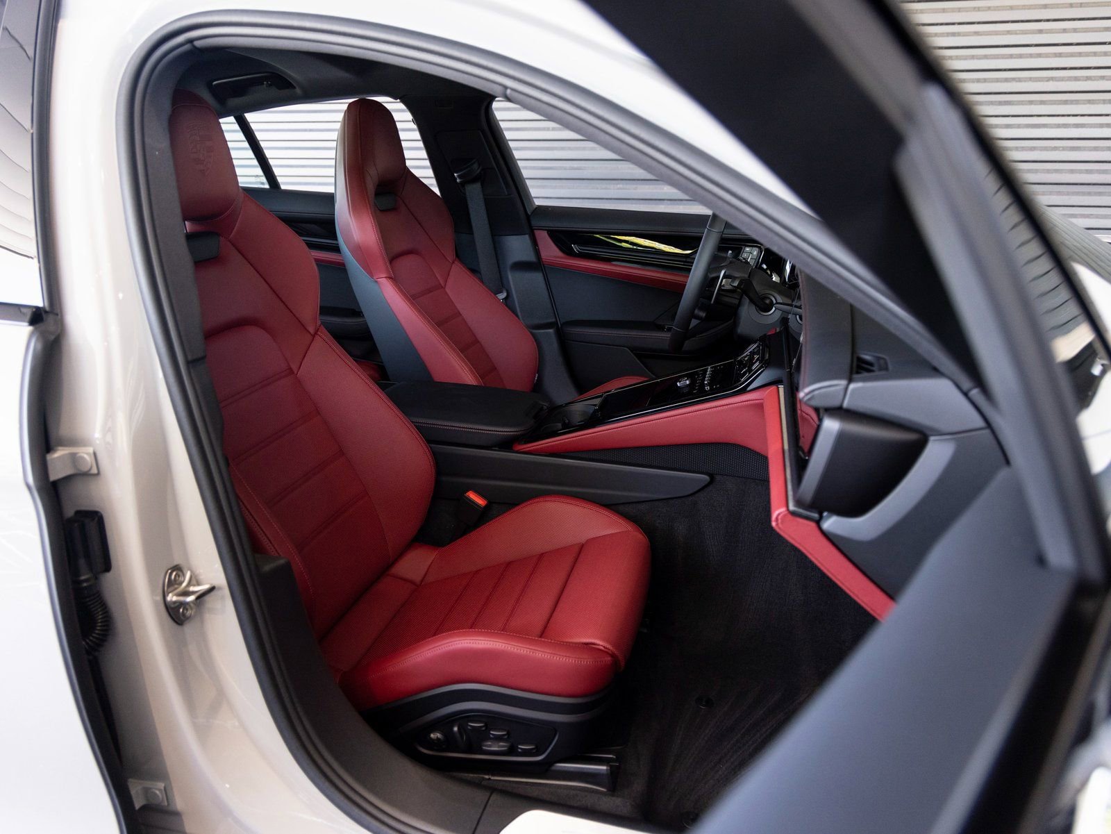 Used 2025 Porsche Panamera 4 image 32