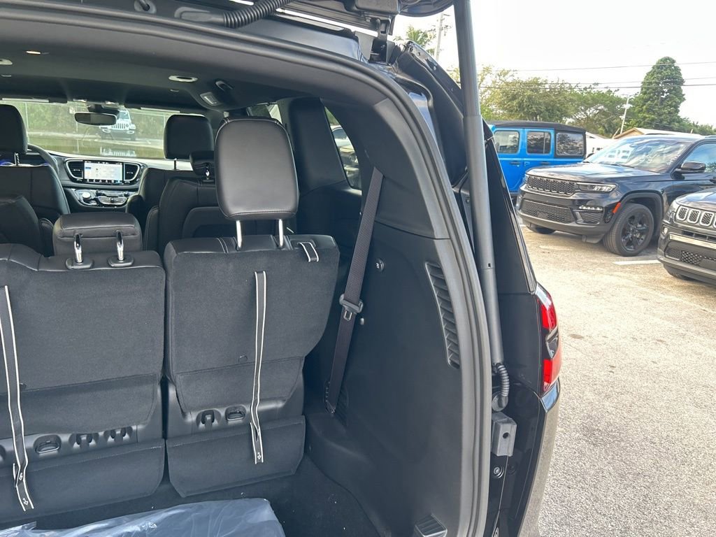 New 2026 Chrysler Pacifica Select FWD image 32