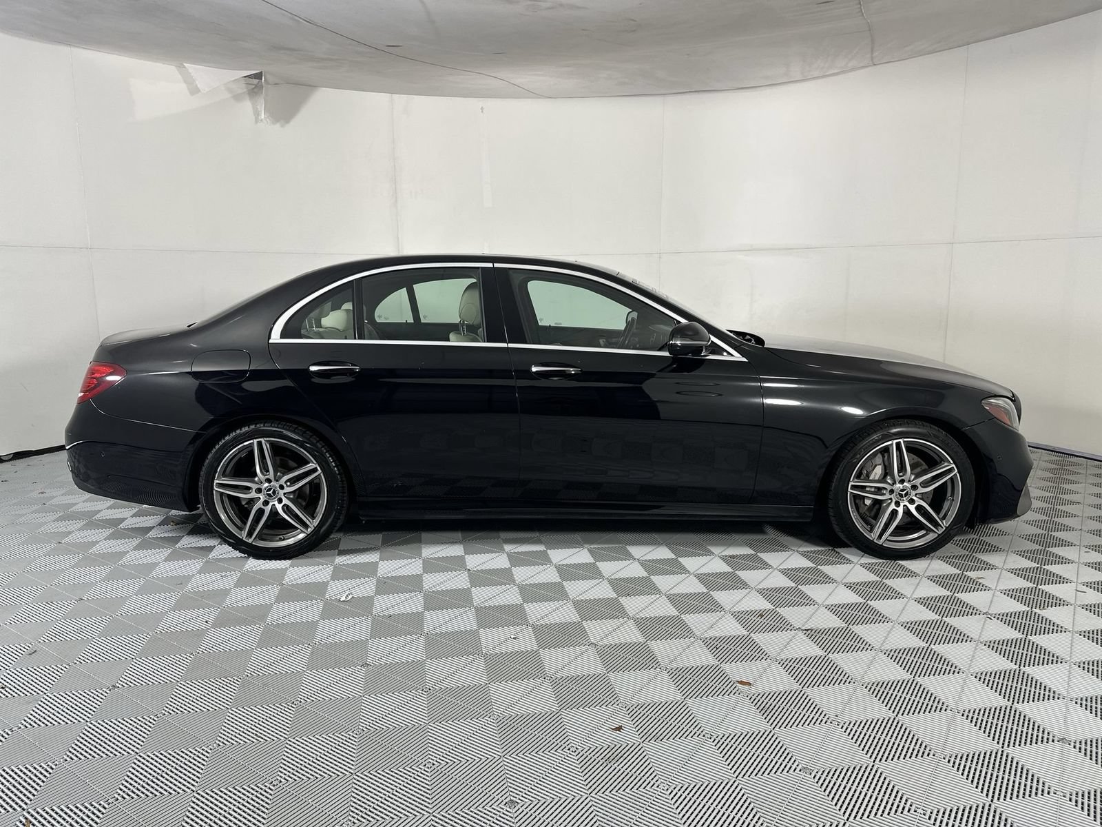 Used 2018 Mercedes-Benz E 300 image 9