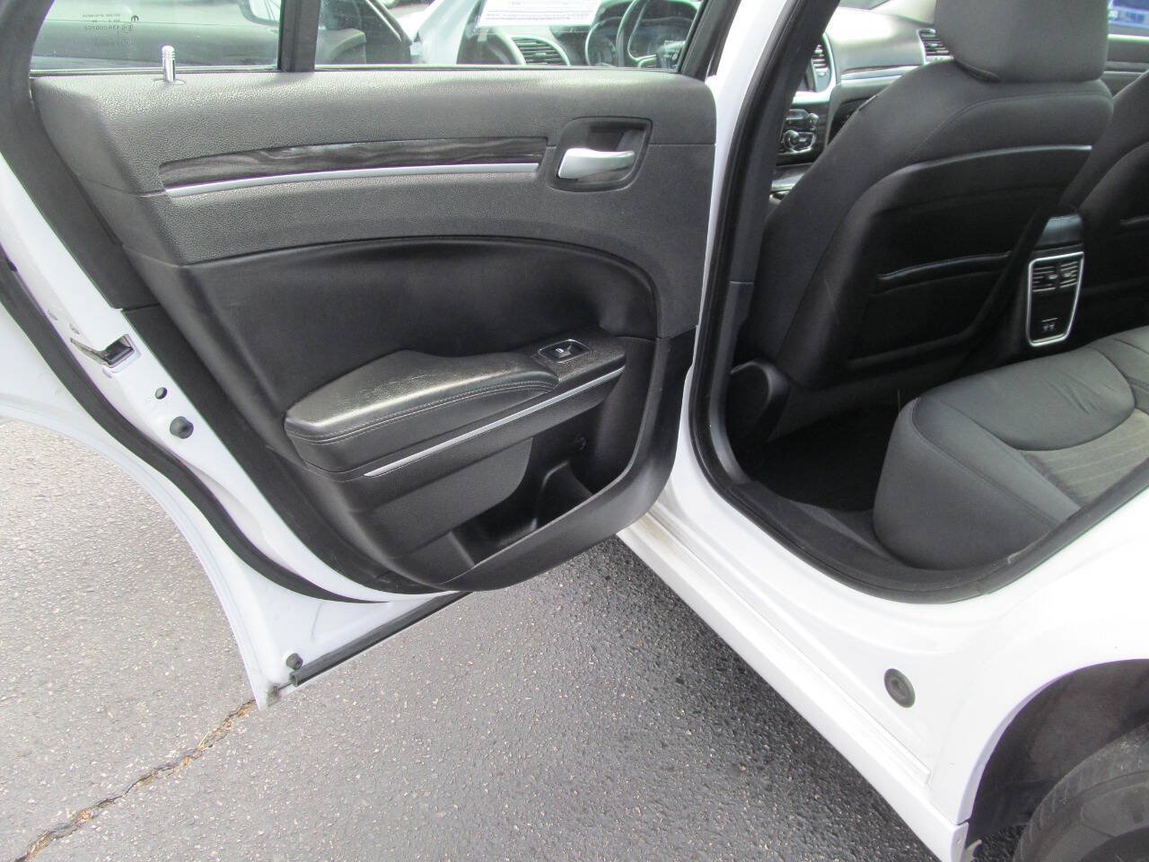 Used 2019 Chrysler 300 Touring RWD image 17